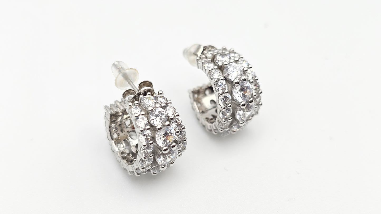 Huggie hoops in 925 Silver, dainty, swarvoski crystals